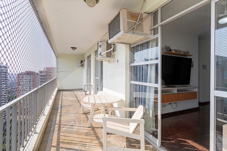 Ocean View w/ Balcony & Tub – 8-min walk to Beach