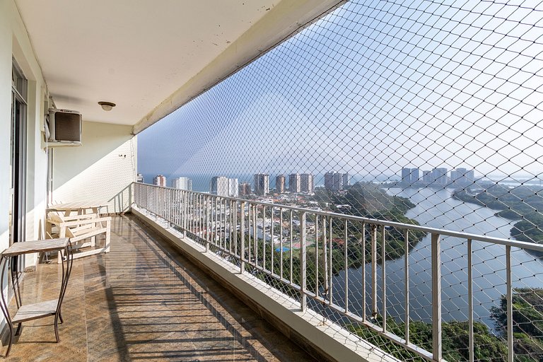 Ocean View w/ Balcony & Tub – 8-min walk to Beach
