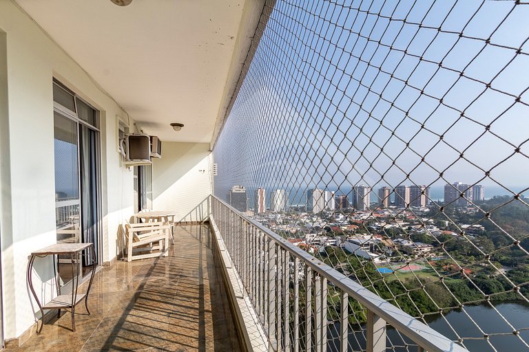 Ocean View w/ Balcony & Tub – 8-min walk to Beach