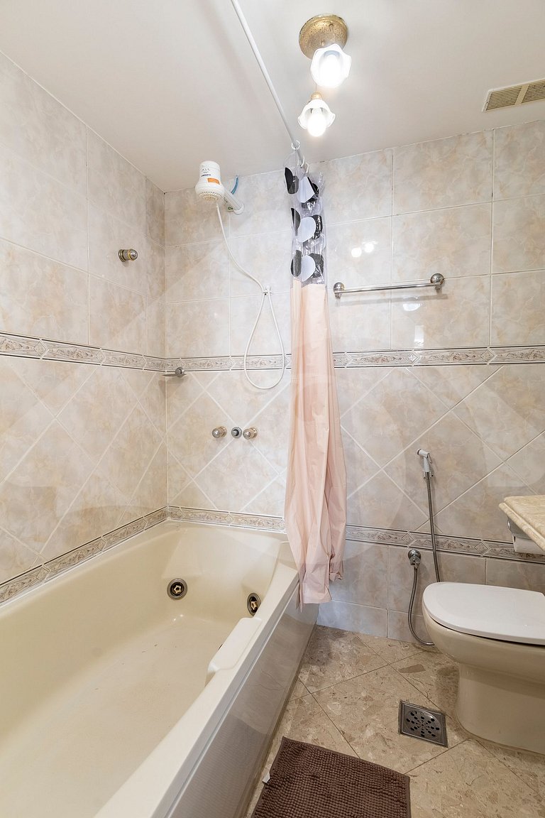 Ocean View w/ Balcony & Tub – 8-min walk to Beach