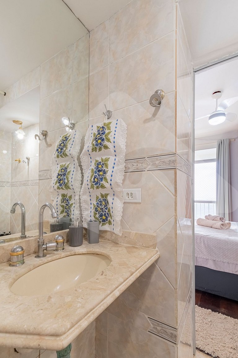 Ocean View w/ Balcony & Tub – 8-min walk to Beach