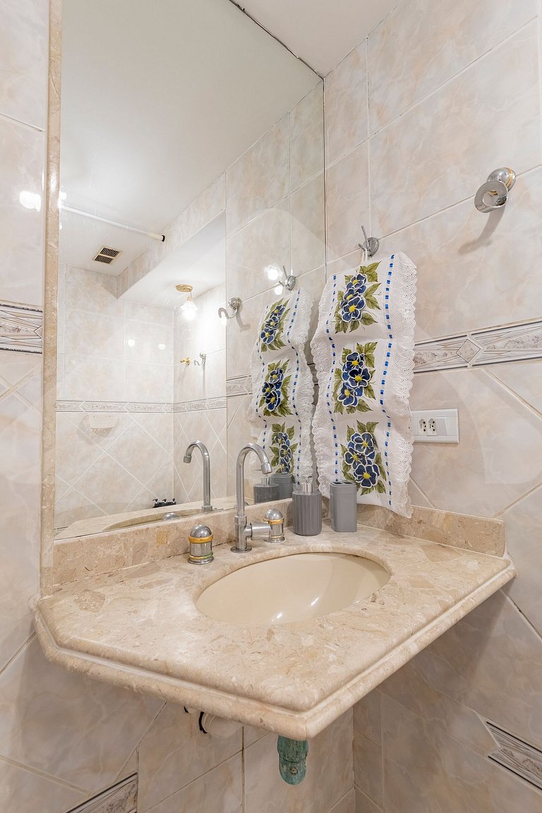 Ocean View w/ Balcony & Tub – 8-min walk to Beach