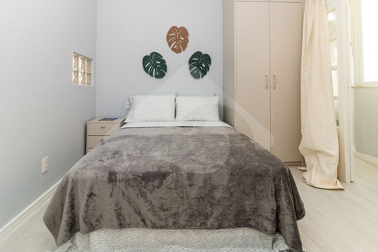 2 min from Copacabana Beach | Renovated and Cozy
