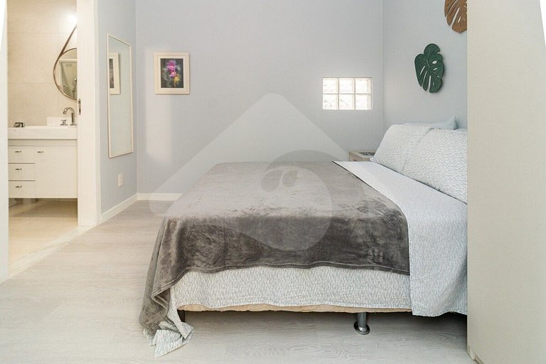 2 min from Copacabana Beach | Renovated and Cozy