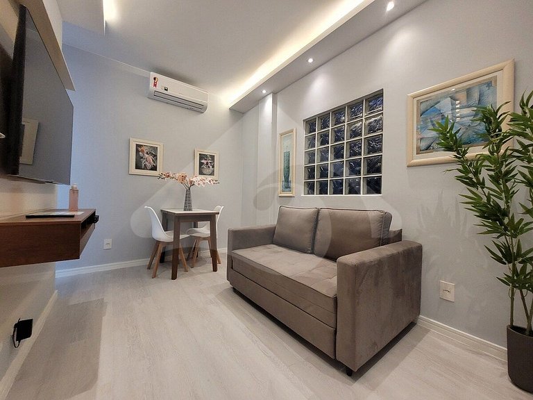 2 min from Copacabana Beach | Renovated and Cozy
