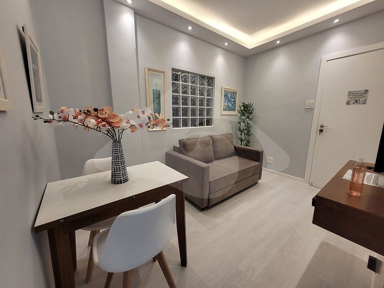 2 min from Copacabana Beach | Renovated and Cozy