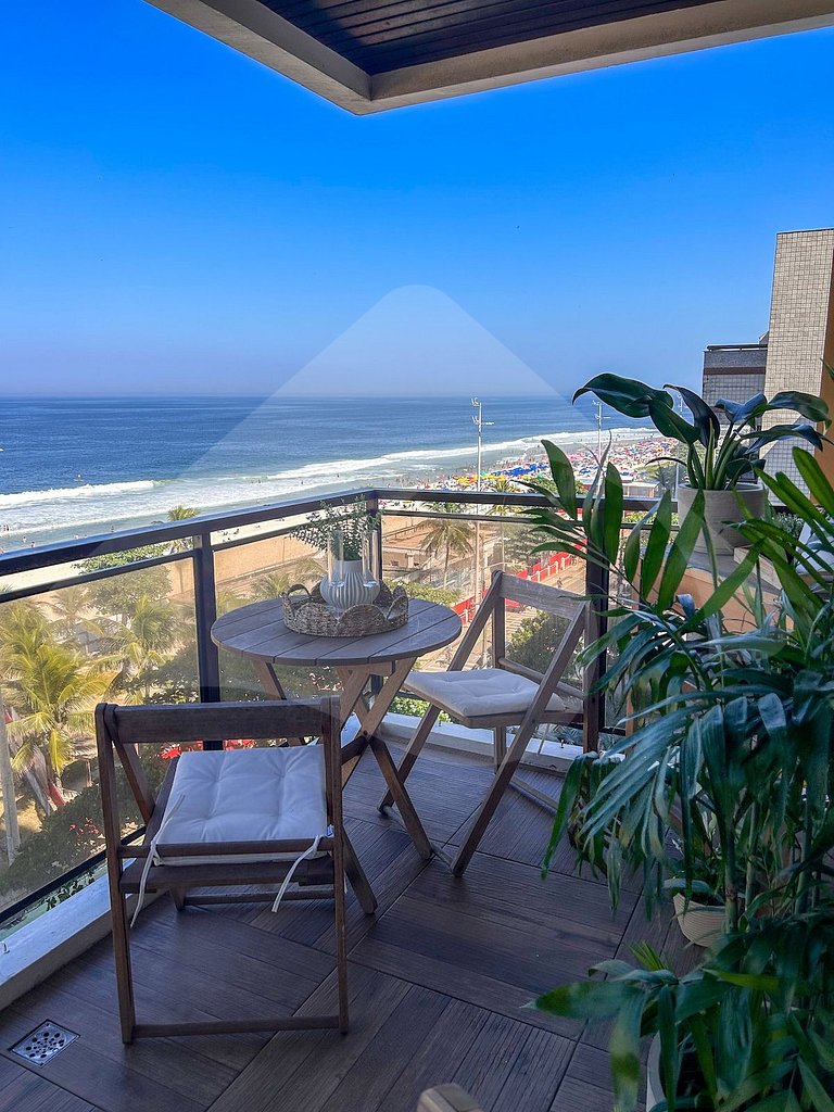 Pé na areia | Luxo reformado com vista pro mar