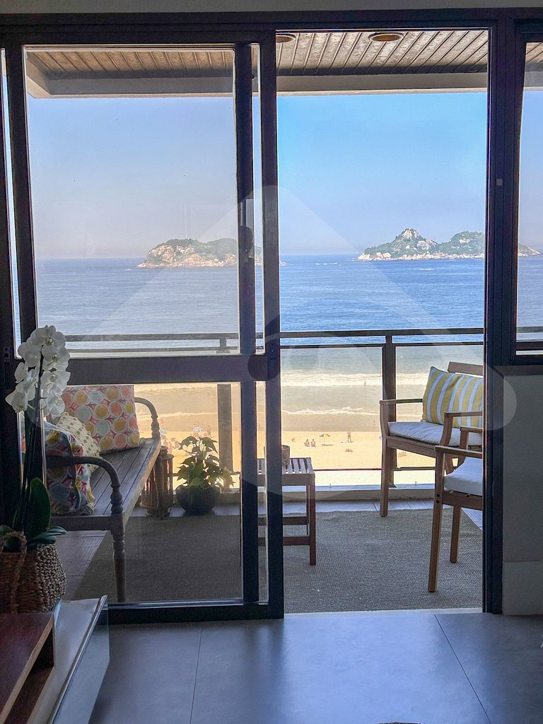 Pé na areia | Luxo reformado com vista pro mar