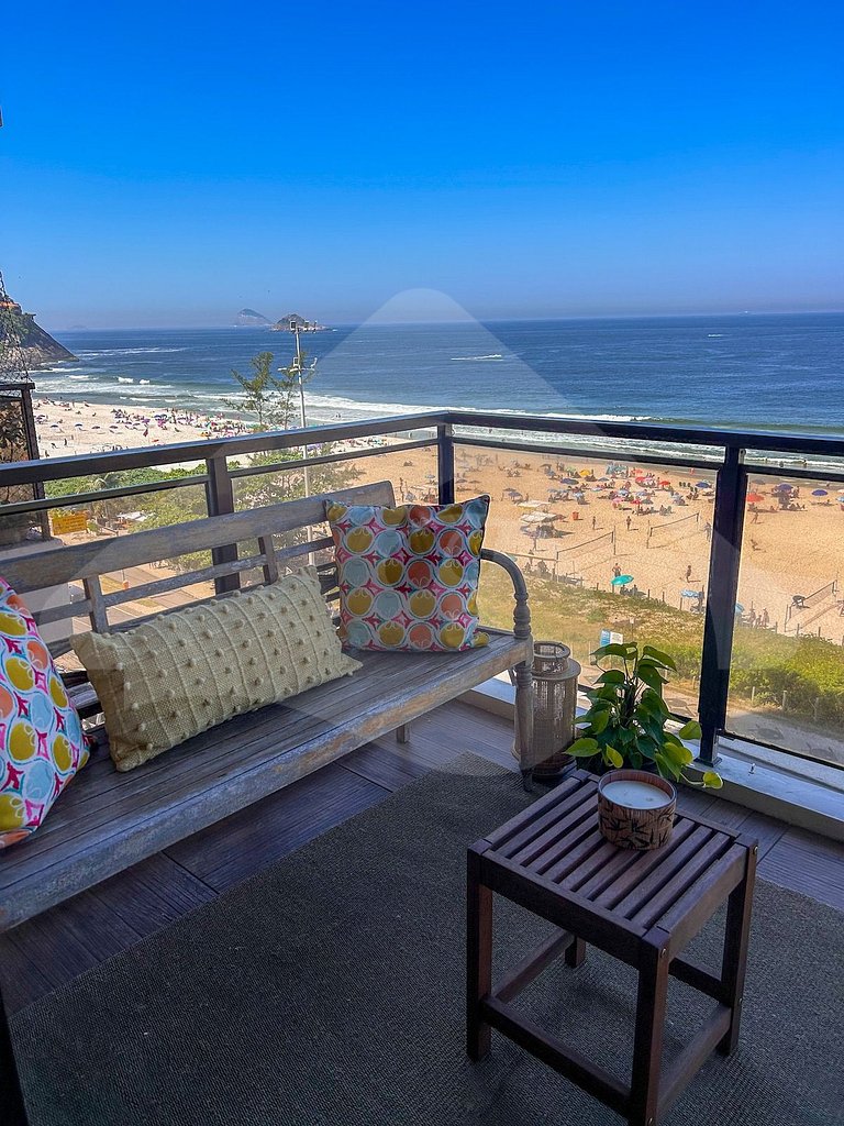 Pé na areia | Luxo reformado com vista pro mar