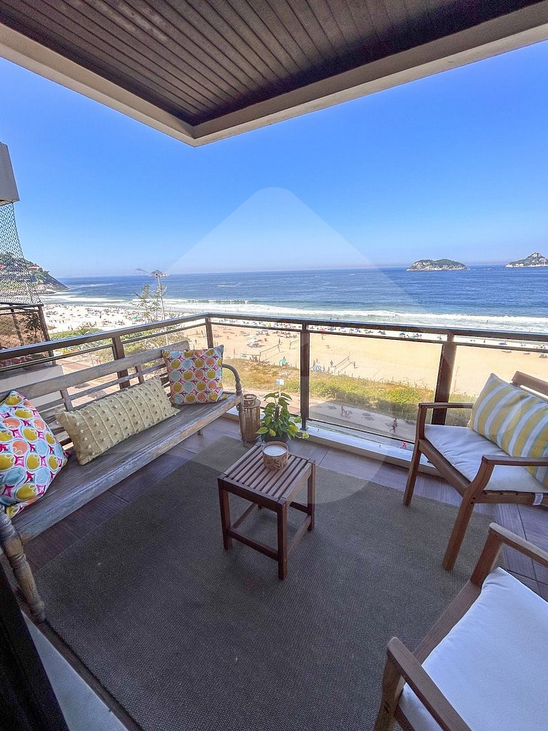 Pé na areia | Luxo reformado com vista pro mar