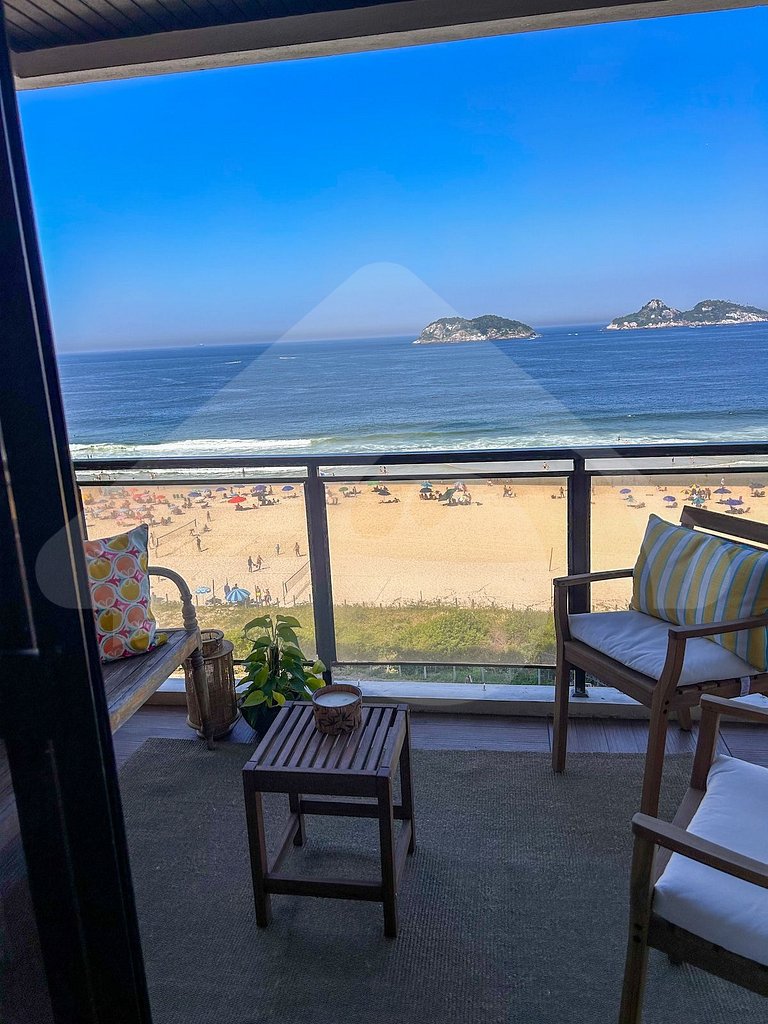 Pé na areia | Luxo reformado com vista pro mar