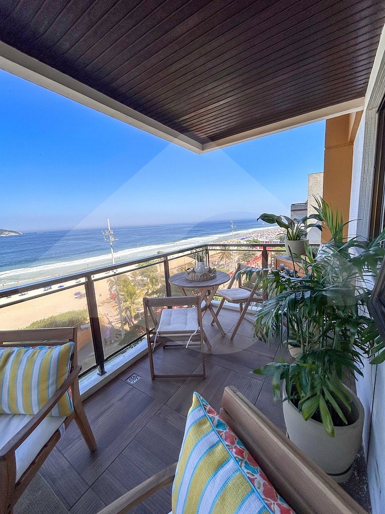 Pé na areia | Luxo reformado com vista pro mar