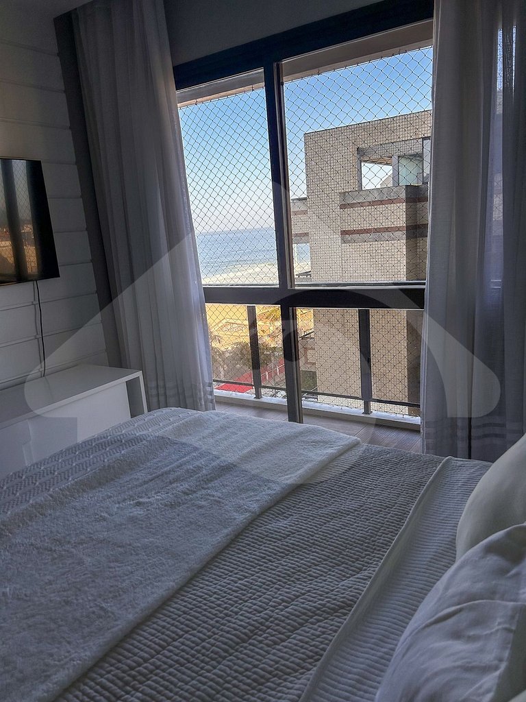 Pé na areia | Luxo reformado com vista pro mar