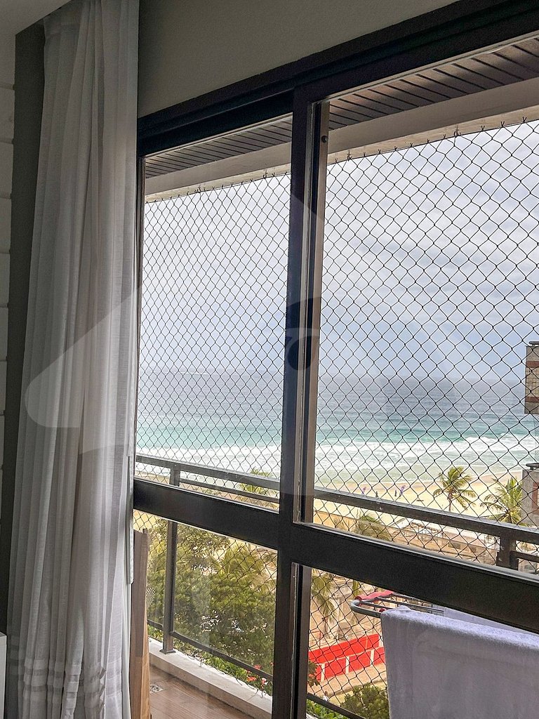 Pé na areia | Luxo reformado com vista pro mar