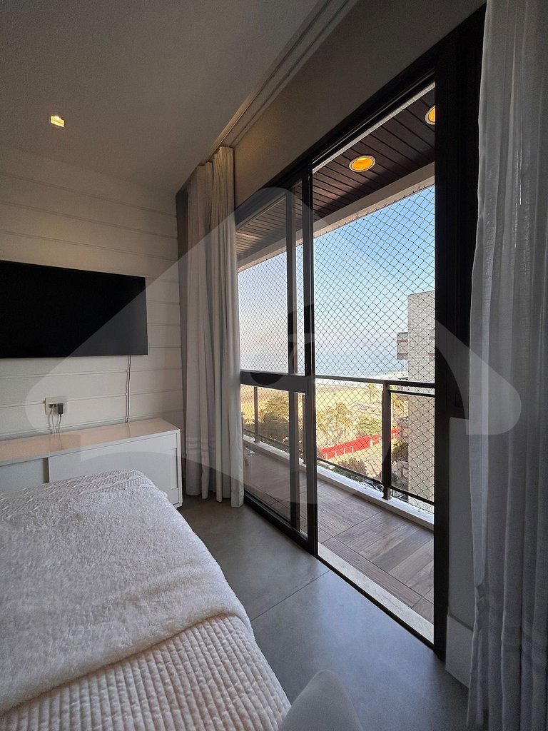 Pé na areia | Luxo reformado com vista pro mar