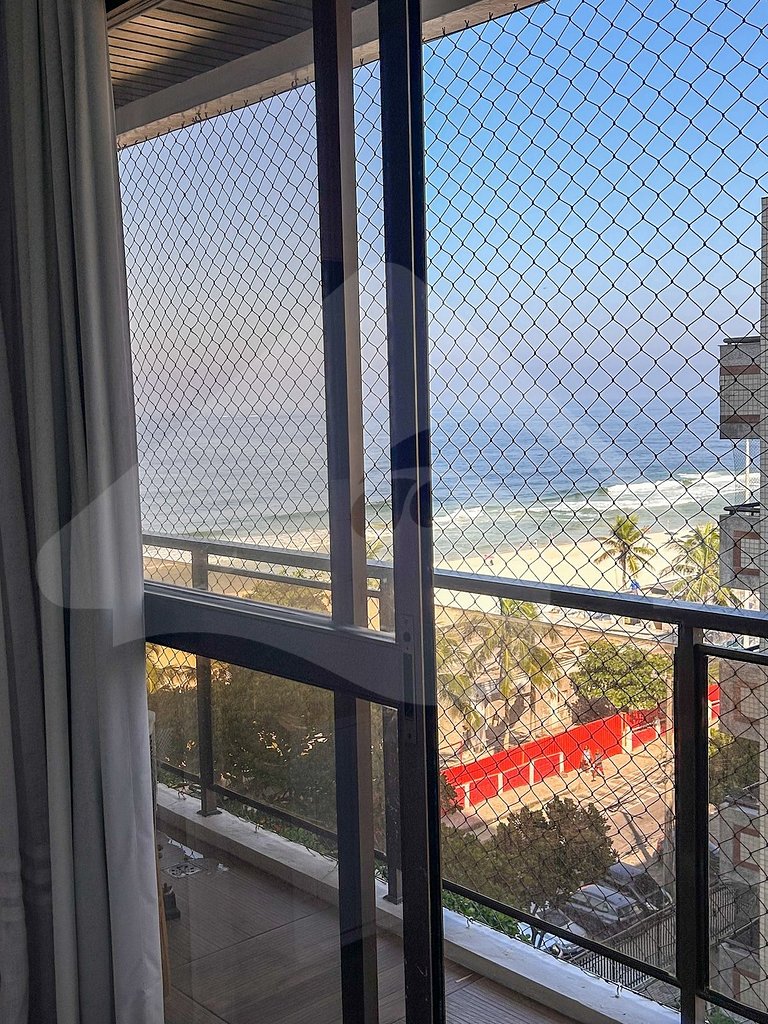 Pé na areia | Luxo reformado com vista pro mar
