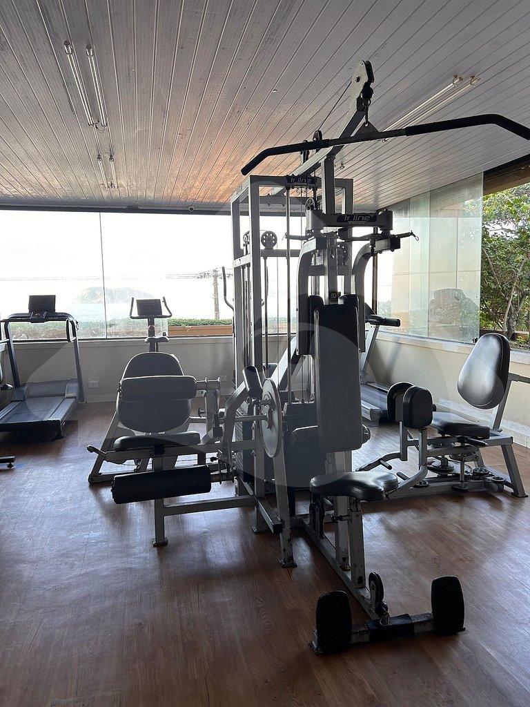 Pé na areia | Luxo reformado com vista pro mar