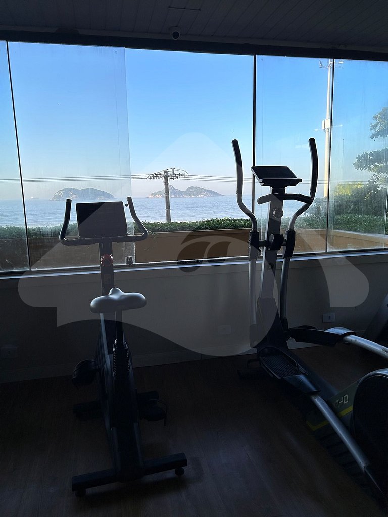 Pé na areia | Luxo reformado com vista pro mar