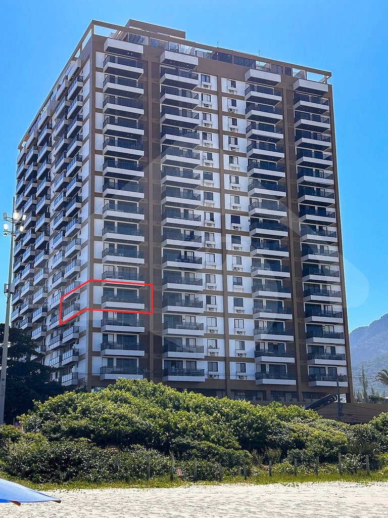 Pé na areia | Luxo reformado com vista pro mar