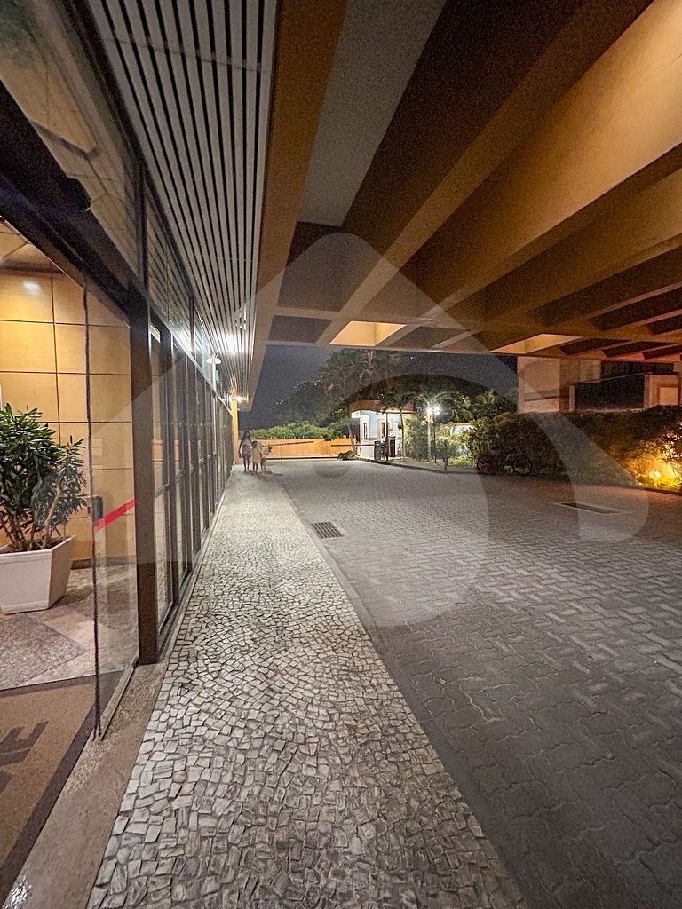 Pé na areia | Luxo reformado com vista pro mar