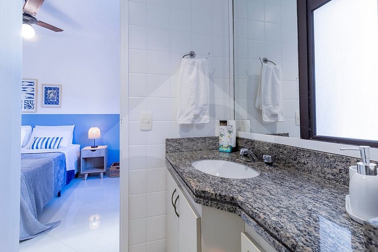9 min from the beach | Renovated & Cozy.