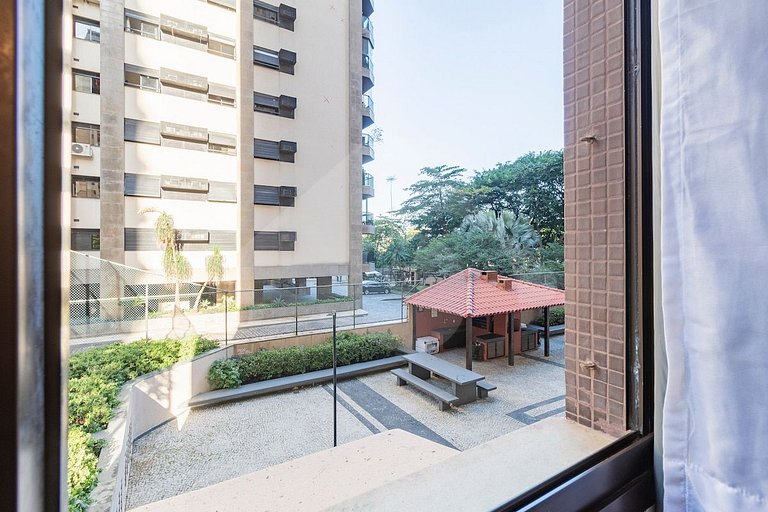 9 min from the beach | Renovated & Cozy.