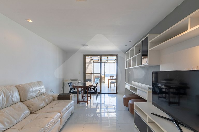 Oceanfront Penthouse with hot tub and Suites