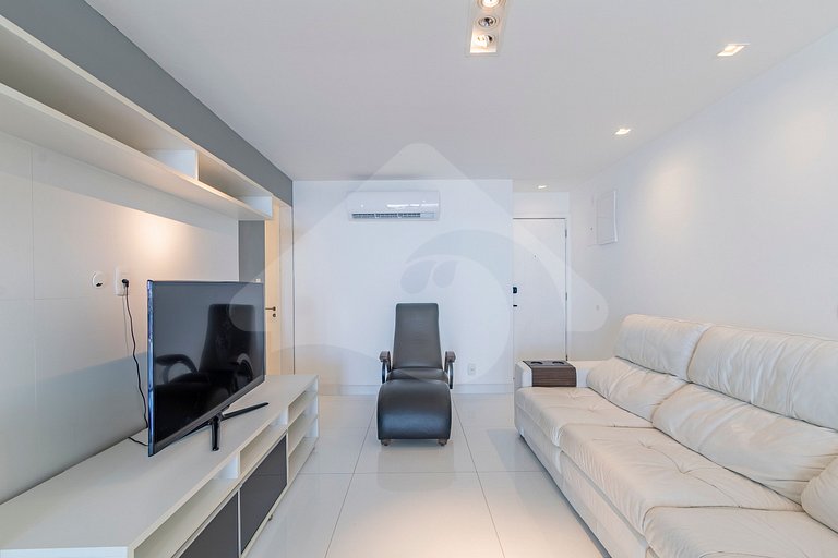 Oceanfront Penthouse with hot tub and Suites