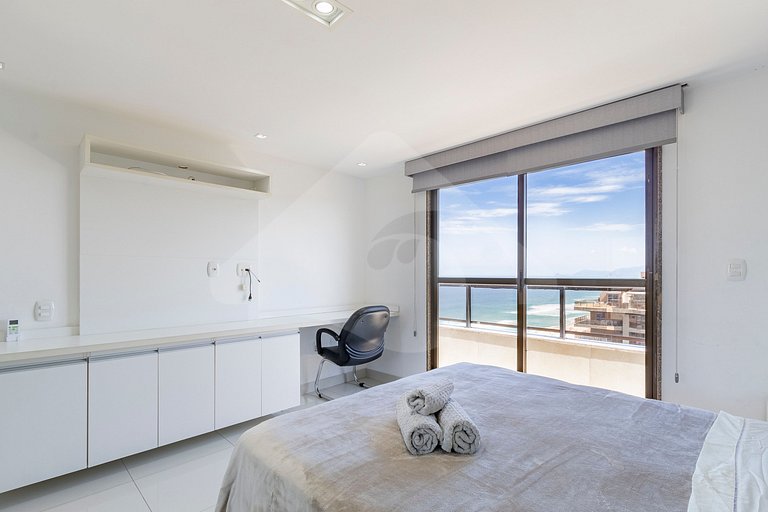 Cobertura na Frente da Praia com Jacuzzi e Suítes