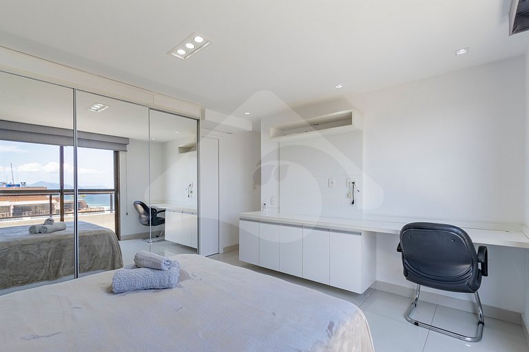 Oceanfront Penthouse with hot tub and Suites