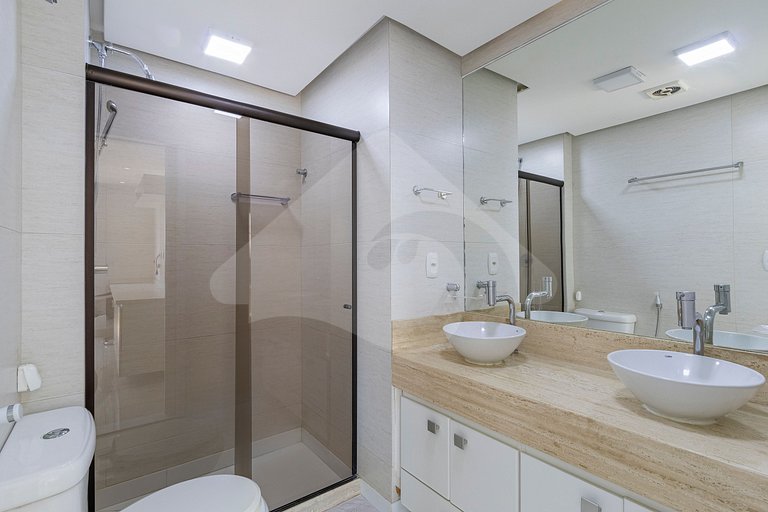 Oceanfront Penthouse with Tub and Suites