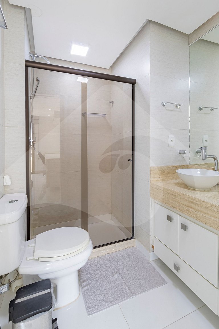 Oceanfront Penthouse with Tub and Suites