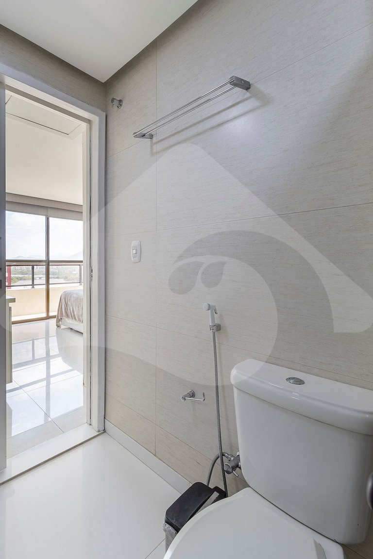 Cobertura na Frente da Praia com Jacuzzi e Suítes