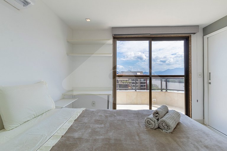 Oceanfront Penthouse with Tub and Suites
