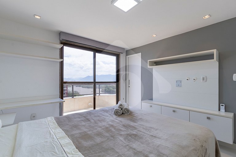 Oceanfront Penthouse with hot tub and Suites