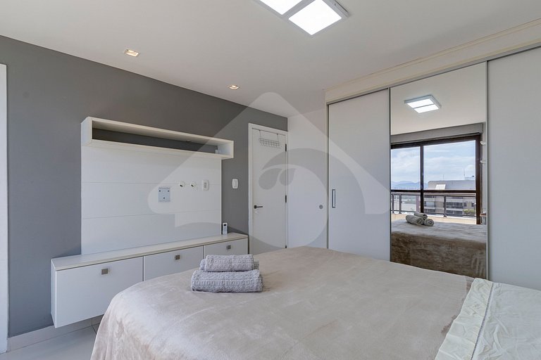 Oceanfront Penthouse with Tub and Suites