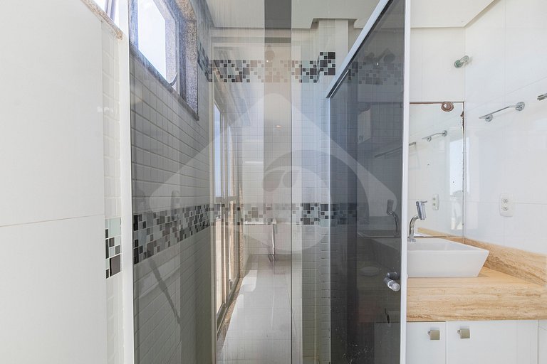 Oceanfront Penthouse with Tub and Suites
