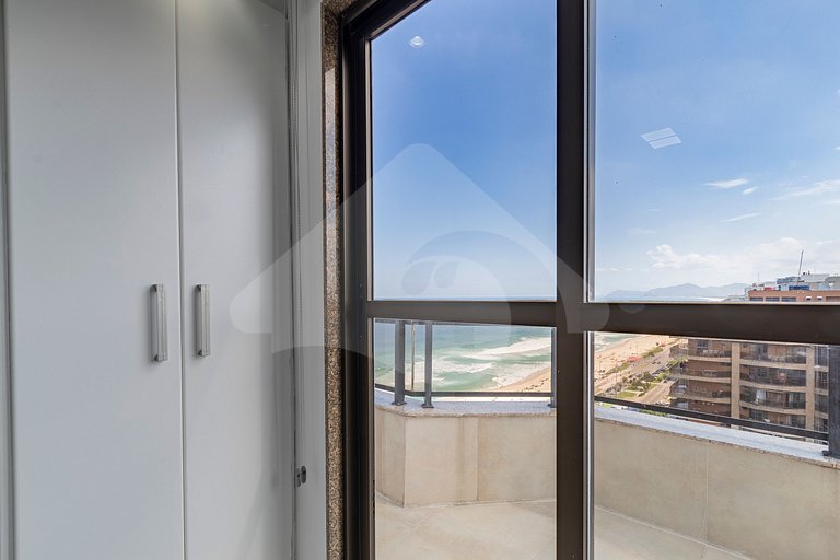 Cobertura na Frente da Praia com Jacuzzi e Suítes