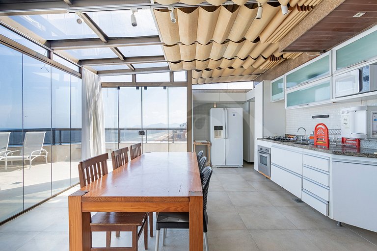 Oceanfront Penthouse with hot tub and Suites