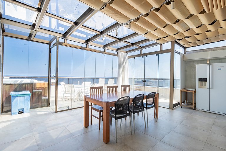 Oceanfront Penthouse with hot tub and Suites