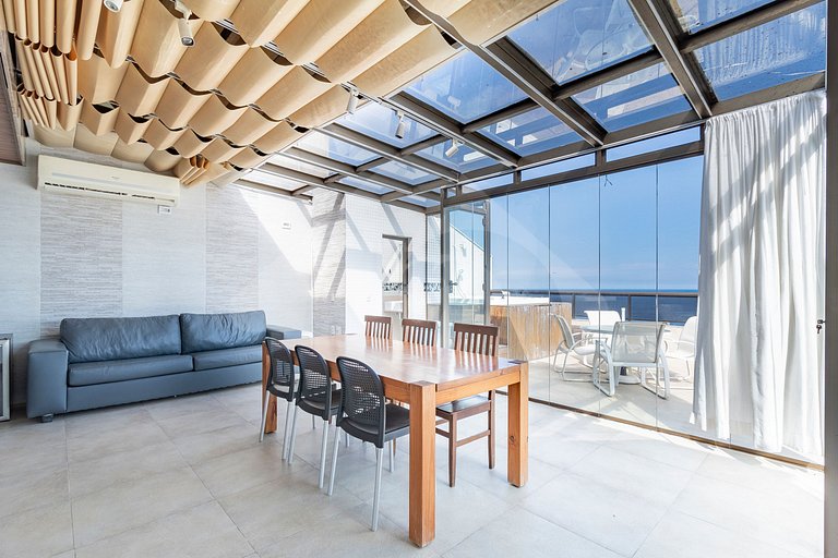 Oceanfront Penthouse with hot tub and Suites