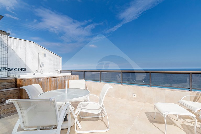 Oceanfront Penthouse with hot tub and Suites