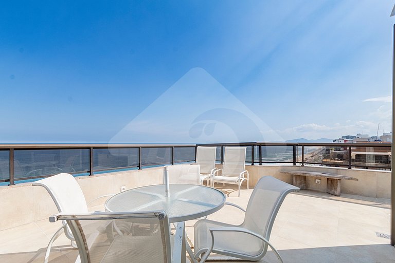 Oceanfront Penthouse with Tub and Suites