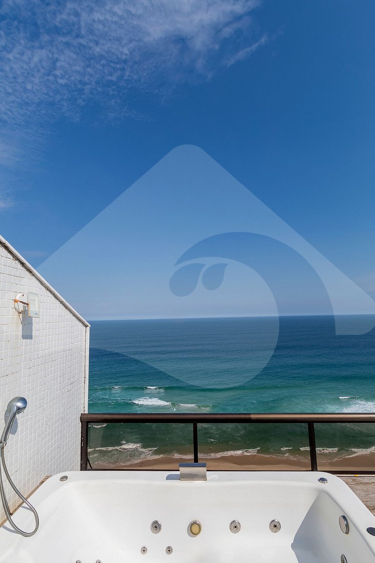 Oceanfront Penthouse with Tub and Suites