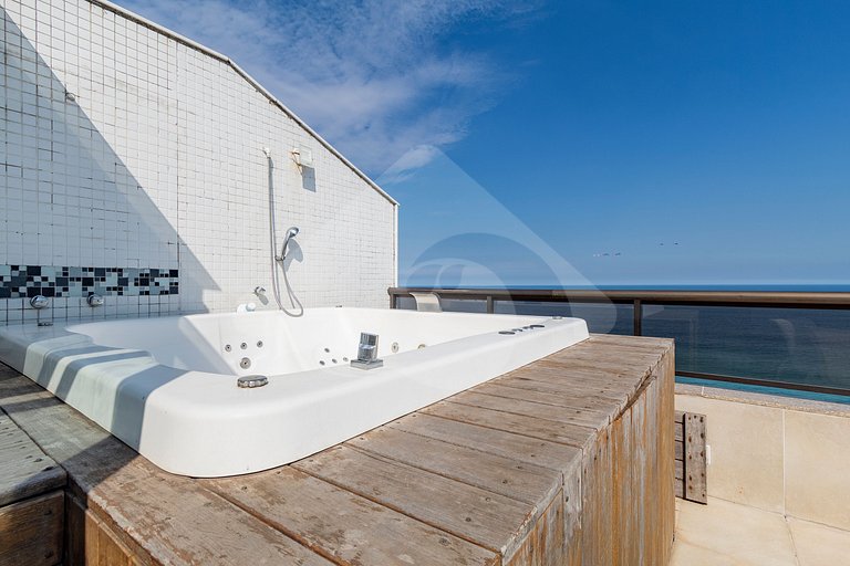 Cobertura na Frente da Praia com Jacuzzi e Suítes