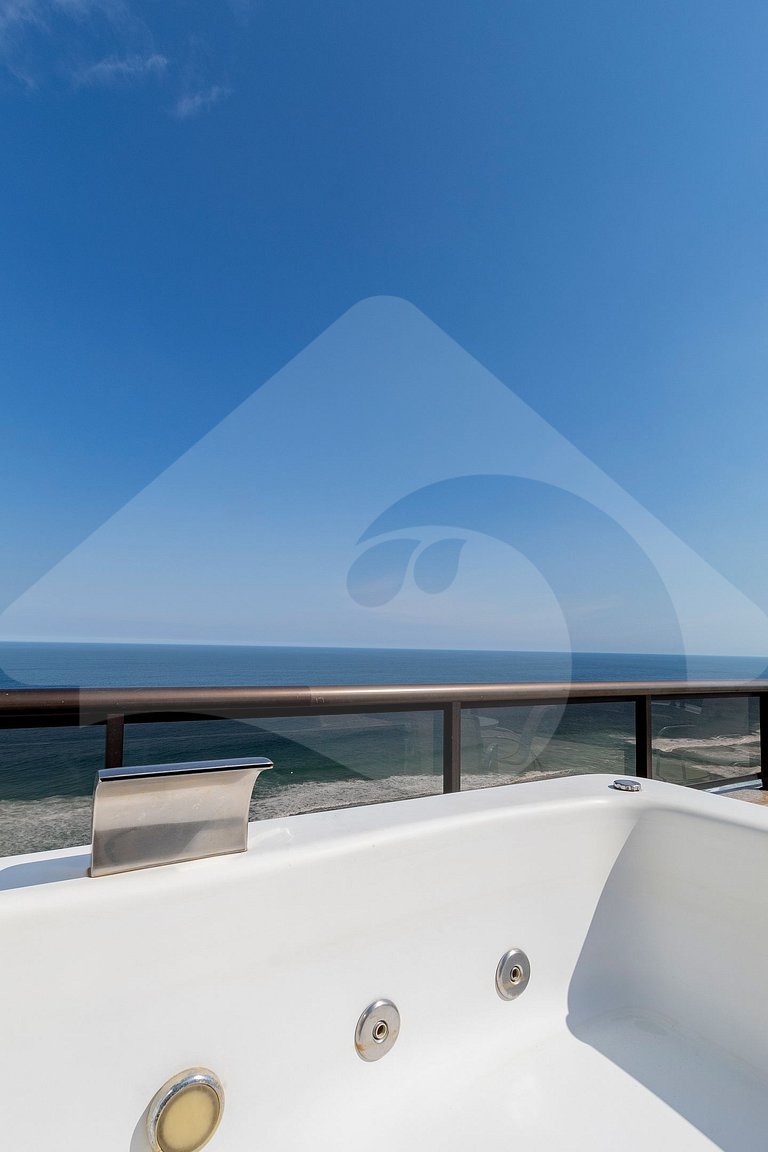 Cobertura na Frente da Praia com Jacuzzi e Suítes