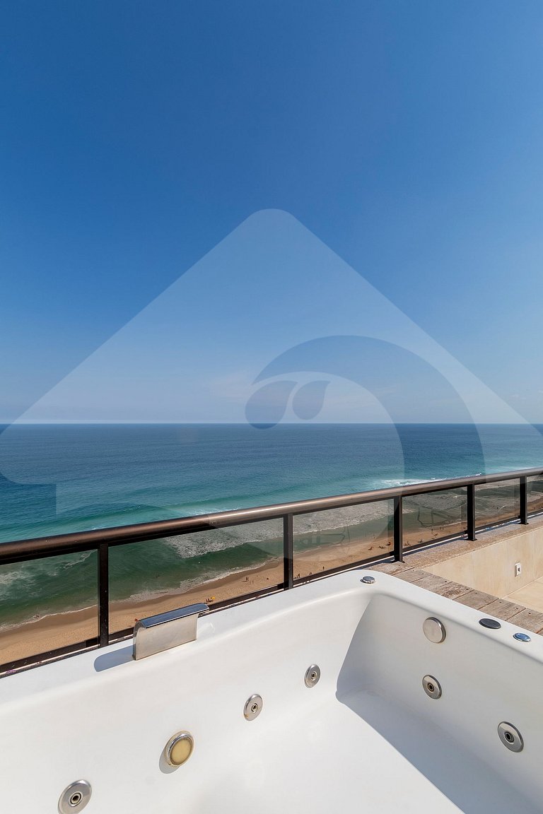 Oceanfront Penthouse with hot tub and Suites