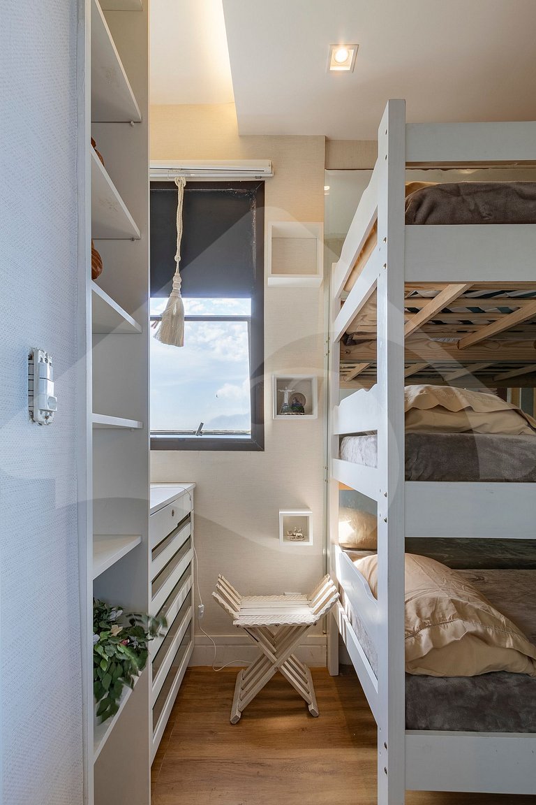 Frente Mar: Studio Decorado com Vista Espetacular