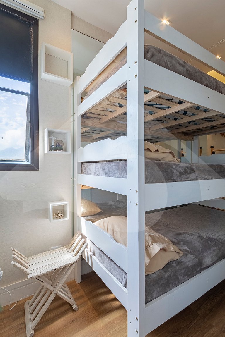 Frente Mar: Studio Decorado com Vista Espetacular
