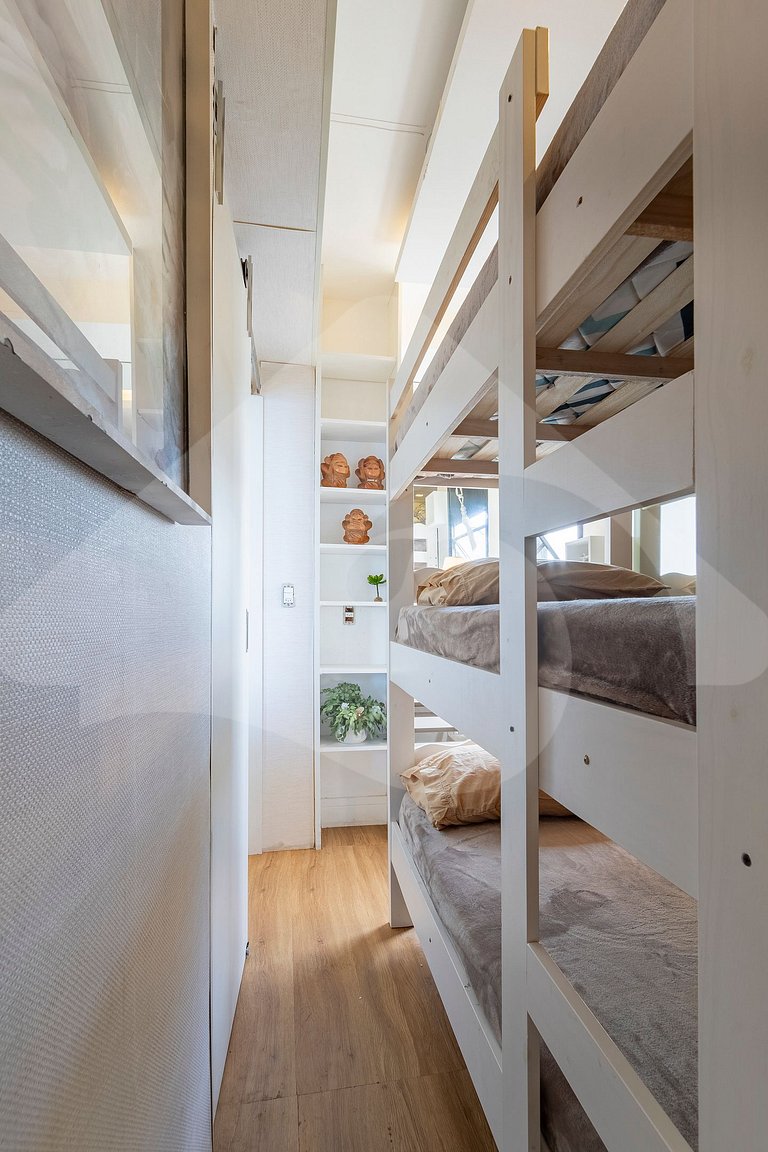 Frente Mar: Studio Decorado com Vista Espetacular
